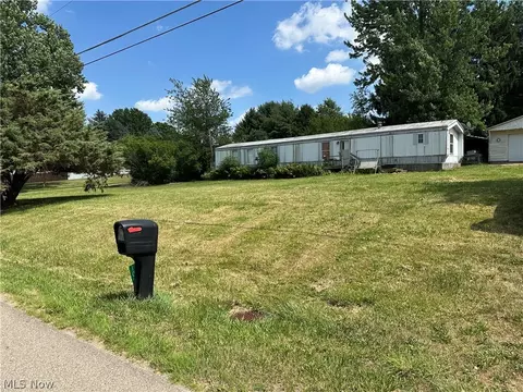 10056 Lawndell Rd SW, Navarre, OH 44662