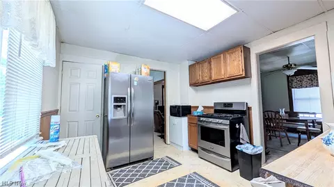 Entry Way - 131 Grove Dr, Ashtabula, OH 44004 photo 2 of 4