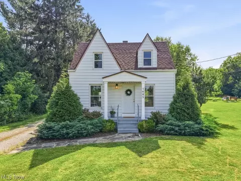 7605 Macedonia Rd, Oakwood Village, OH 44146