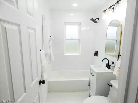 Bath - 380 E 232nd St, Euclid, OH 44123 photo 2 of 4
