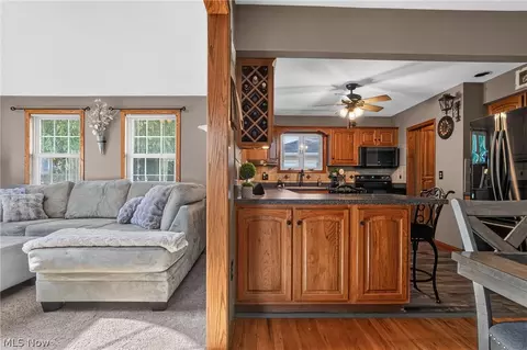 Entry Way - 1860 Ridgewick Dr, Wickliffe, OH 44092 photo 2 of 3