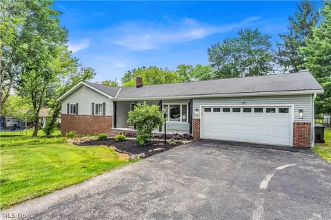 7170 Kingsview Rd, Sagamore Hills, OH 44067