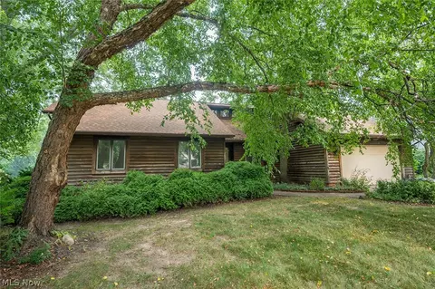 10110 Weathersfield Dr, Mentor, OH 44060