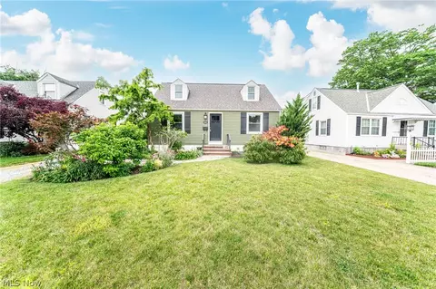 142 Woodstock Dr, Avon Lake, OH 44012