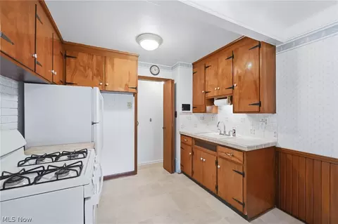Kitchen - 839 E 260th St, Euclid, OH 44132 photo 2 of 5