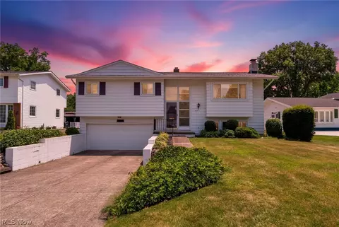 5773 Sherwood Dr, North Olmsted, OH 44070