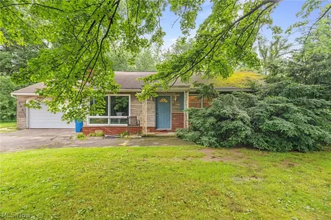 2253 Hi Vue Dr, Akron, OH 44312