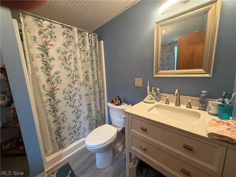 Bath - 1088 Beachview Rd, Willoughby, OH 44094 photo 1 of 2