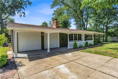 568 Huntley Ct, Bay Village, OH 44140