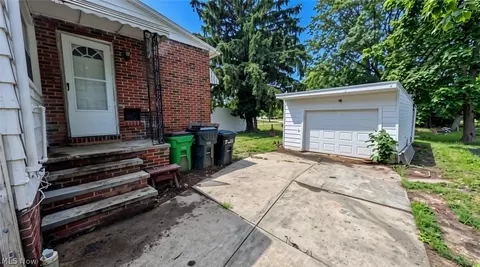 Exterior - 854 E 250 St, Euclid, OH 44132 photo 2 of 4