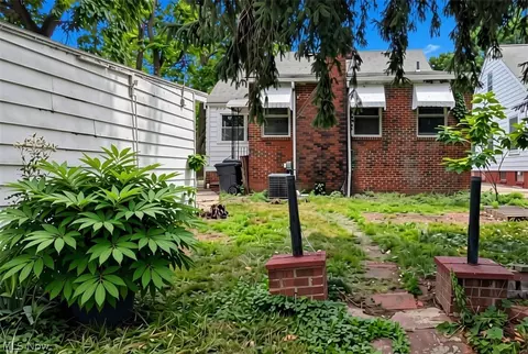 Exterior - 854 E 250 St, Euclid, OH 44132 photo 4 of 4
