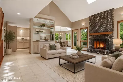 Living - 6435 Suzanne Ln, Solon, OH 44139 photo 2 of 4