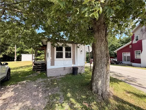 249 Henderson St, Barnesville, OH 43713