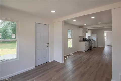 817 Halter Ct NW, Canton, OH 44708 photo 9