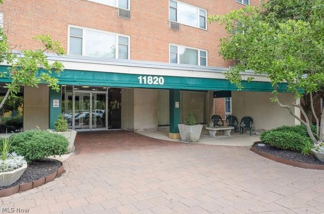 11820 Edgewater Dr #110, Lakewood, OH 44107