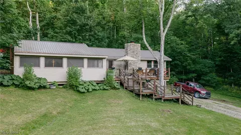 6153 Nichols Ln SW, Bowerston, OH 44695