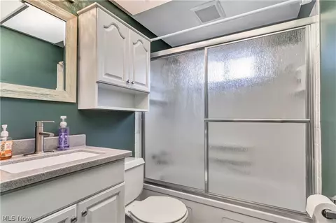 18002 Merece Dr, Brook Park, OH 44142 photo 9