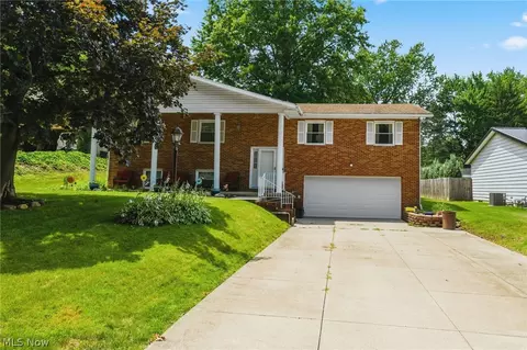 912 S Azalea Blvd, Barberton, OH 44203