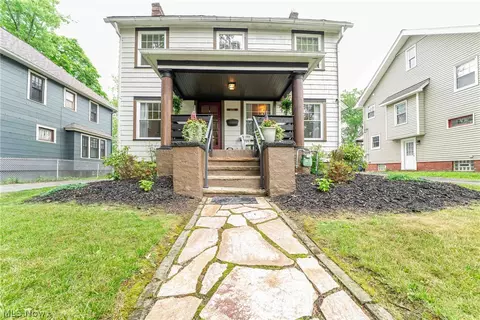 3273 E Scarborough Rd, Cleveland Heights, OH 44118