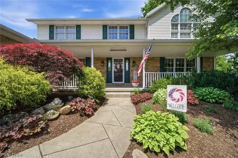 6915 Harbor Dr NW, Canton, OH 44718
