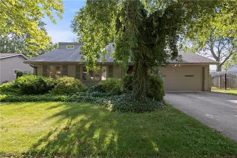 231 Sunset Dr, Berea, OH 44017 photo 2