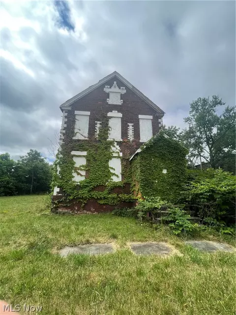 12808 Kinsman Rd, Cleveland, OH 44120