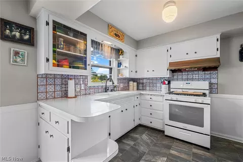 Kitchen - 181 Renee Dr, Struthers, OH 44471 photo 2 of 3