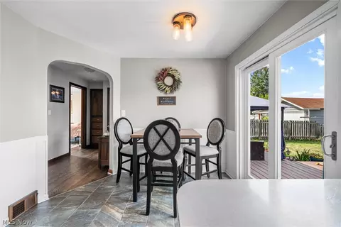 Entry Way - 181 Renee Dr, Struthers, OH 44471 photo 1 of 4