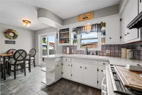 Kitchen - 181 Renee Dr, Struthers, OH 44471 photo 3 of 3