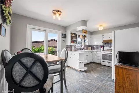 Kitchen - 181 Renee Dr, Struthers, OH 44471 photo 1 of 3