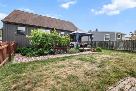 Exterior - 181 Renee Dr, Struthers, OH 44471 photo 5 of 10