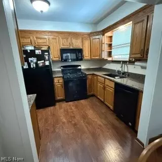 Entry Way - 346 Oneida Ave NW, Canton, OH 44708 photo 4 of 5