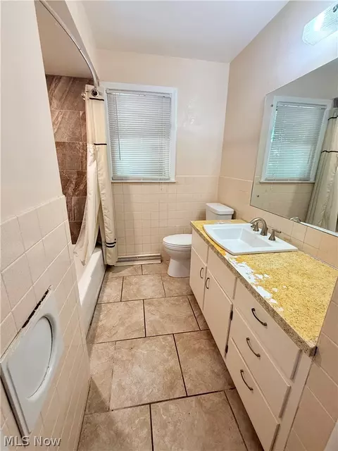 Bath - 6230 Foxridge Dr, Boardman, OH 44512 photo 2 of 3