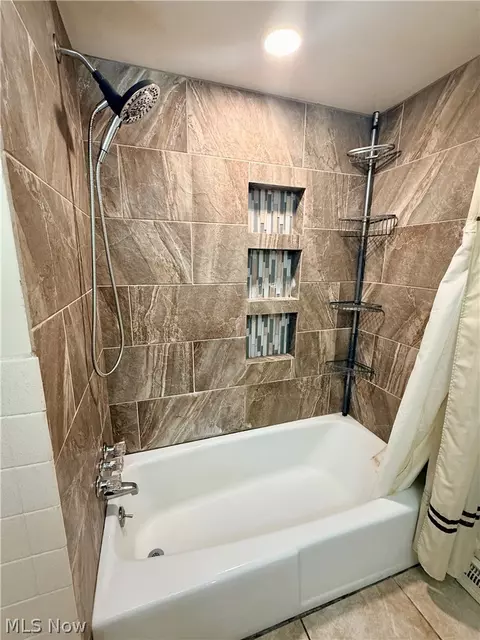 Bath - 6230 Foxridge Dr, Boardman, OH 44512 photo 3 of 3