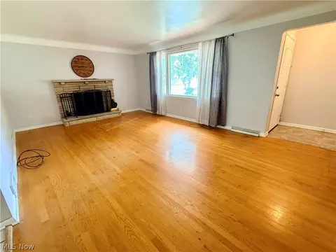 Living - 6230 Foxridge Dr, Boardman, OH 44512 photo 3 of 5