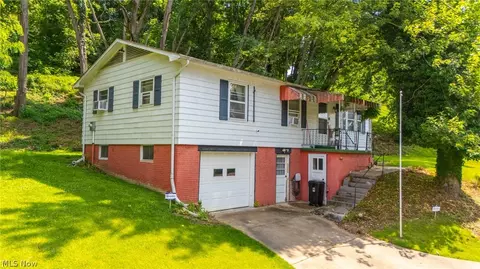 820 Mariann Dr, Martins Ferry, OH 43935