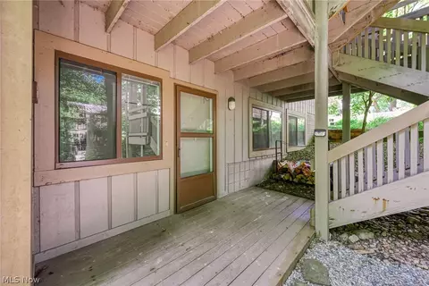 654 Meredith Ln, Cuyahoga Falls, OH 44223