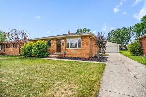 5928 Sweet Birch Dr, Bedford Heights, OH 44146