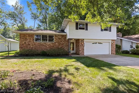5364 Hampton Dr, North Olmsted, OH 44070