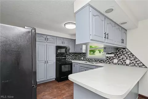 Kitchen - 1705 Devonshire Ln, Mansfield, OH 44907 photo 1 of 2
