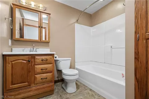 Bath - 1705 Devonshire Ln, Mansfield, OH 44907 photo 2 of 3