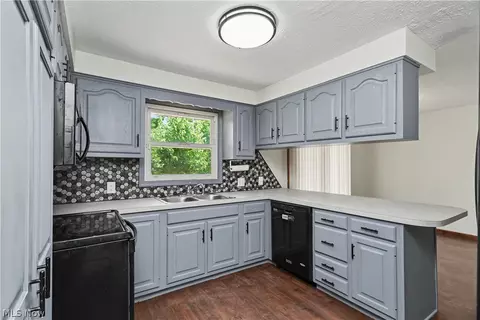 Kitchen - 1705 Devonshire Ln, Mansfield, OH 44907 photo 2 of 2