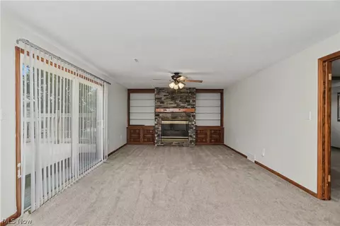 Living - 1705 Devonshire Ln, Mansfield, OH 44907 photo 5 of 6