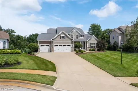 3901 Creekside Dr, Uniontown, OH 44685
