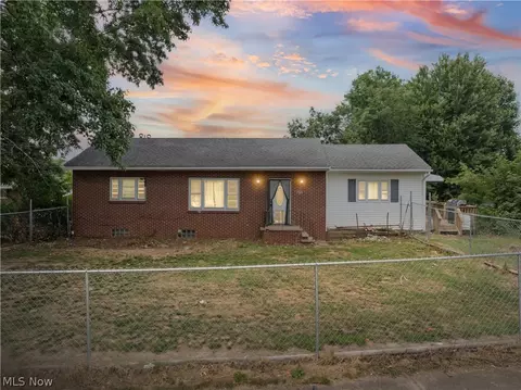 121 E Ralston Ave, Akron, OH 44301
