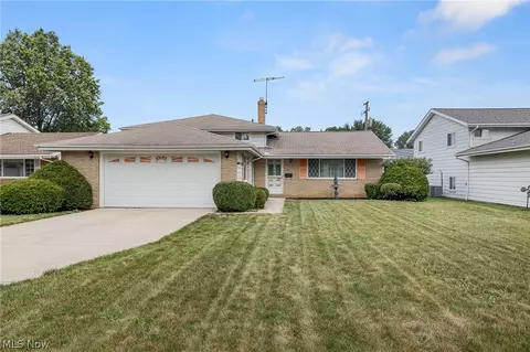 25060 Randall Dr, North Olmsted, OH 44070