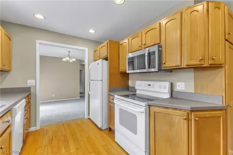 Kitchen - 6489 Solon Blvd, Solon, OH 44139 photo 2 of 3