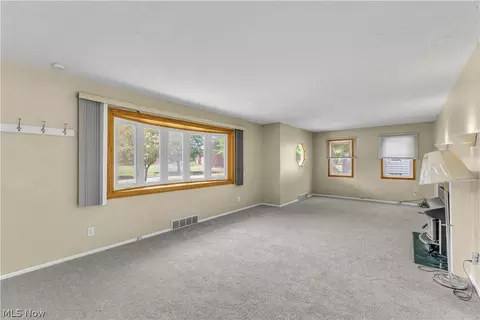 Living - 6489 Solon Blvd, Solon, OH 44139 photo 3 of 4