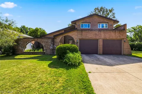1077 Brainard Rd, Highland Heights, OH 44143