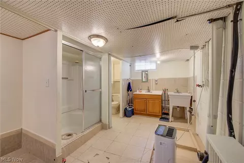 Bath - 2124 E 28th St, Lorain, OH 44055 photo 2 of 2
